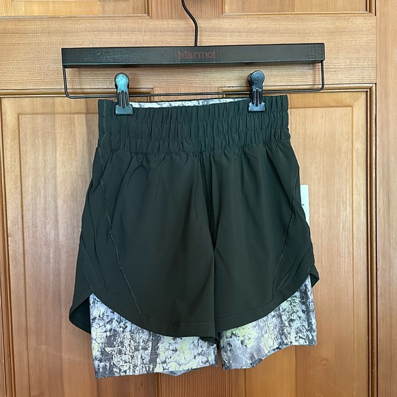 NWT Lululemon Track That 2-in-1 HR short 6” inseam, size 2 - Picture 4 of 9